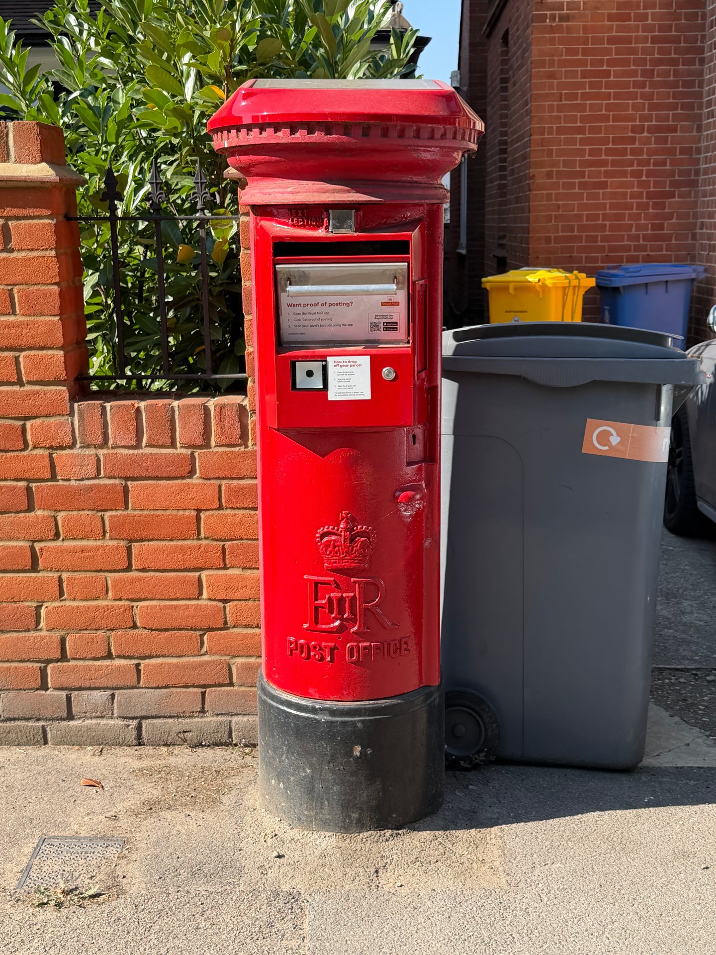 Postbox: London Road, Ascot, Ascot, Royal Borough of Windsor and Maidenhead