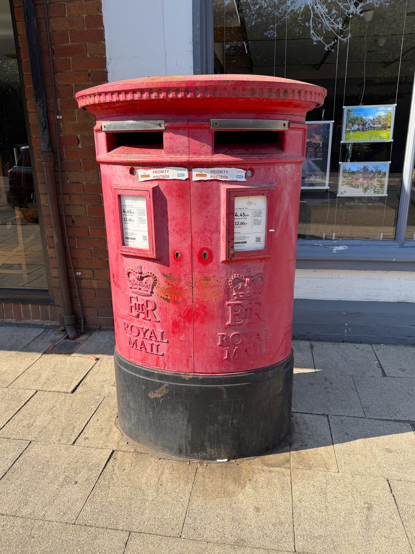 Postbox: High Street, Ascot, Ascot, Royal Borough of Windsor and Maidenhead