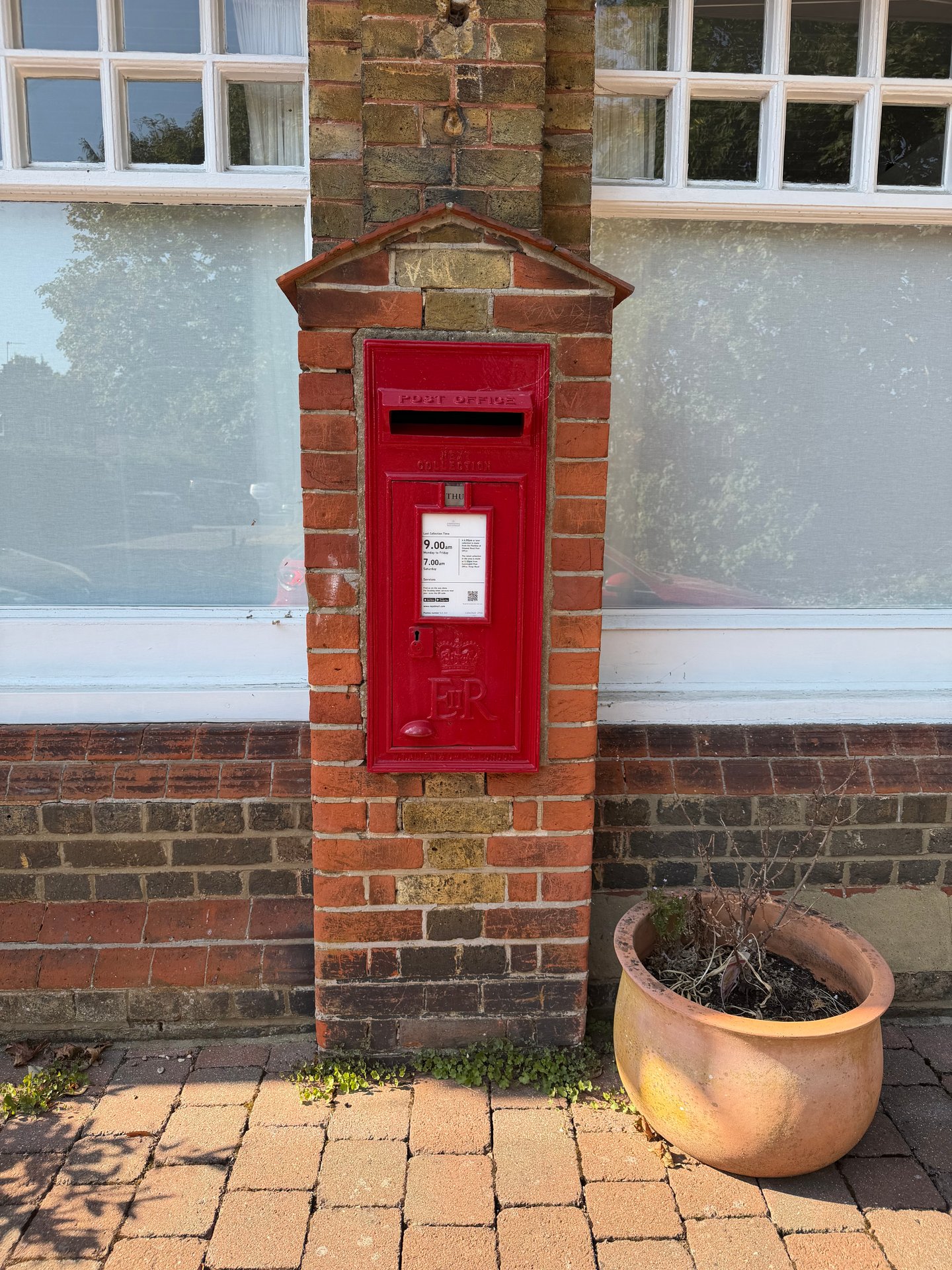 Postbox: Cheapside Road, Ascot, Cheapside, Royal Borough of Windsor and Maidenhead