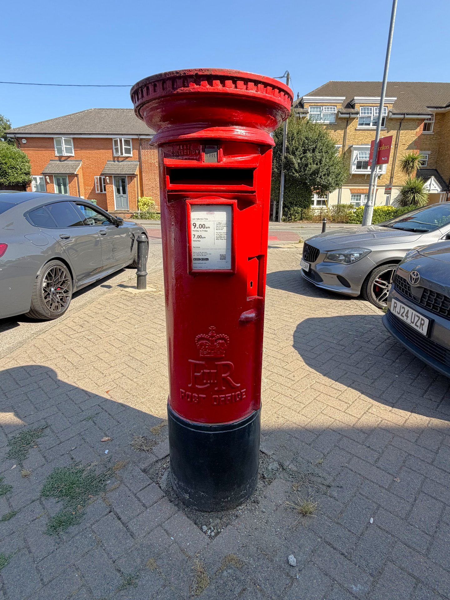 Postbox: Fernbank Road, Chavey Down, Chavey Down, Bracknell Forest