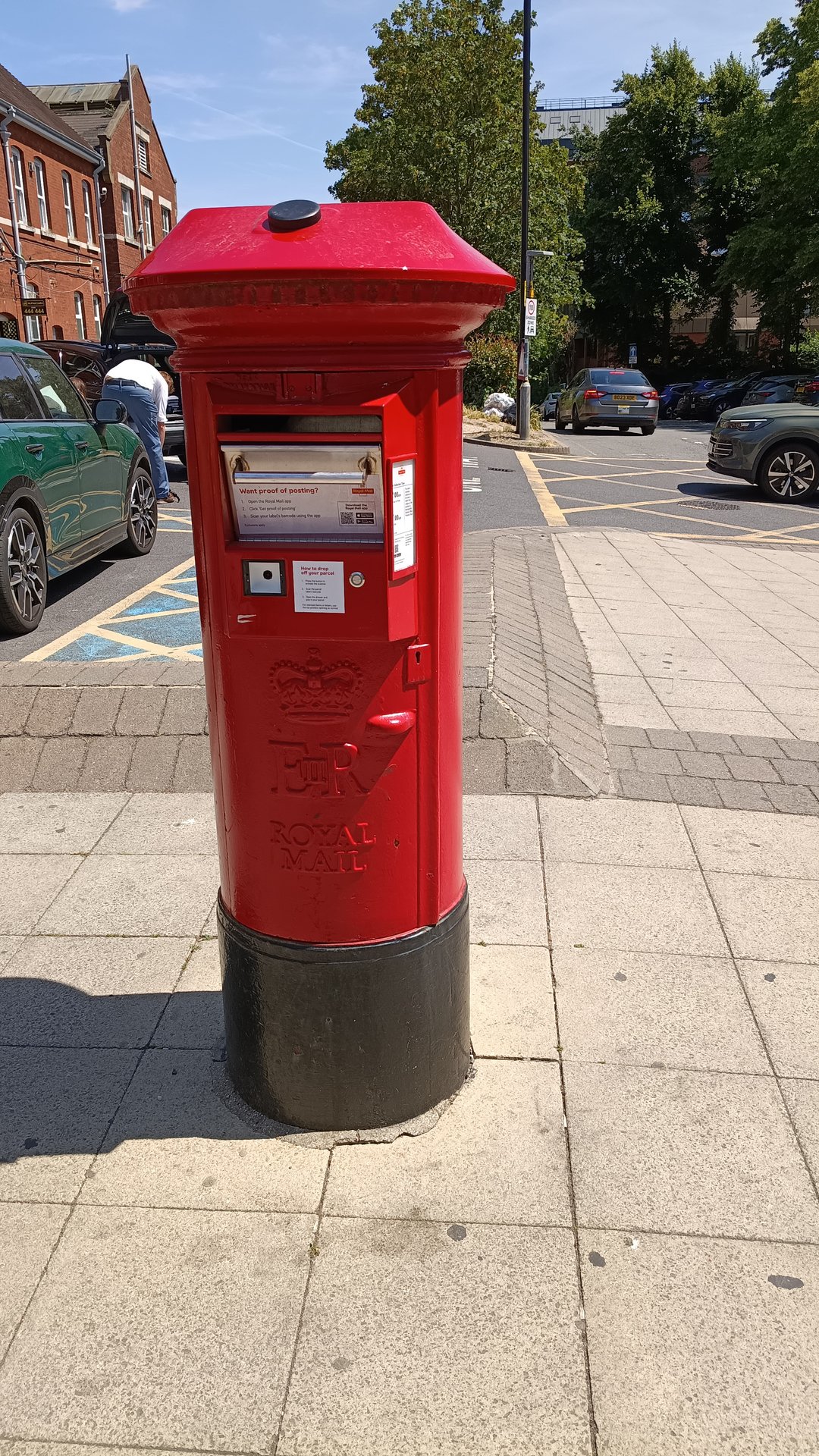 Postbox: Railway Station, Basingstoke, Basingstoke, Hampshire