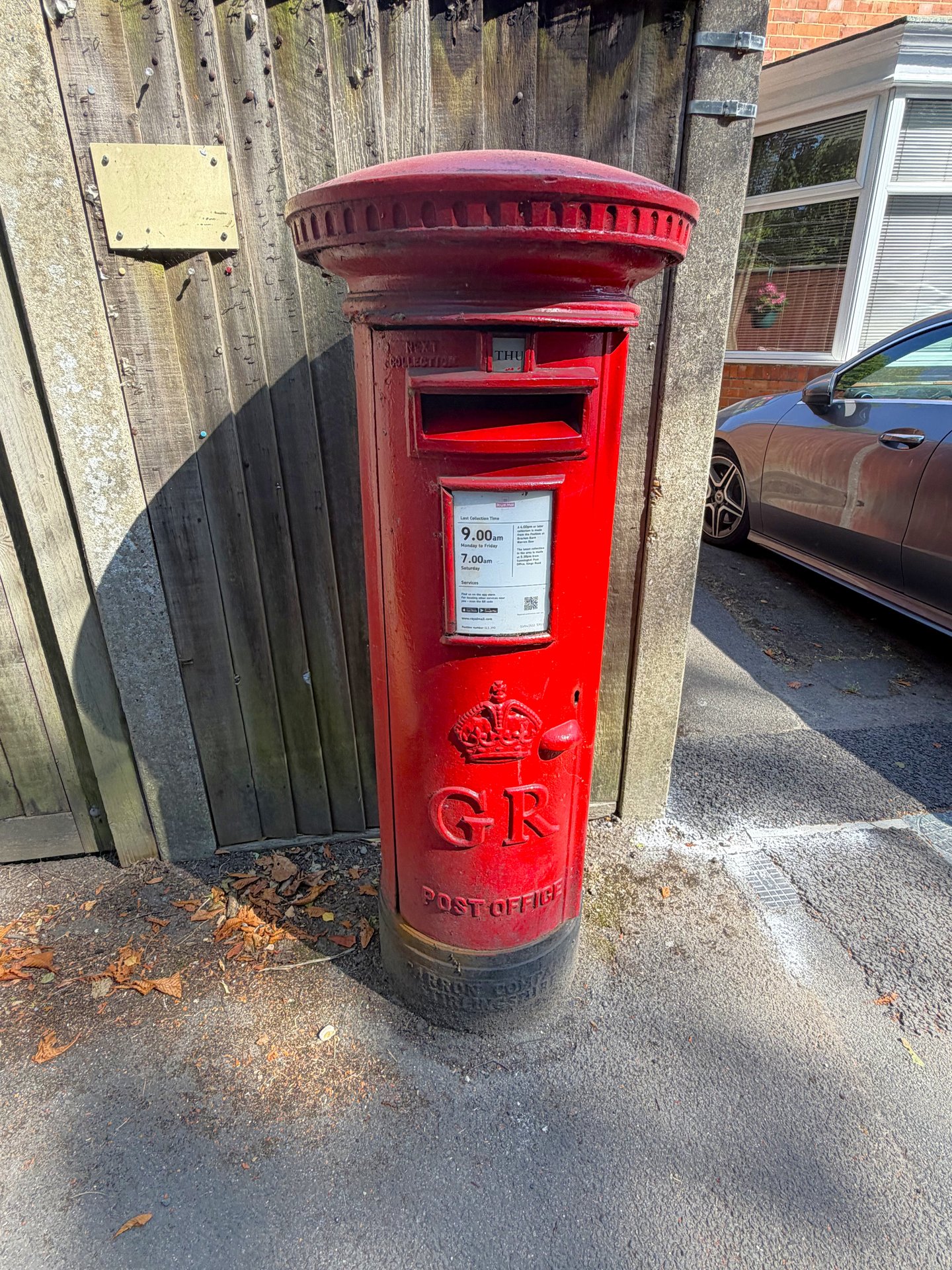 Postbox: Fernbank Road, Chavey Down, Chavey Down, Bracknell Forest
