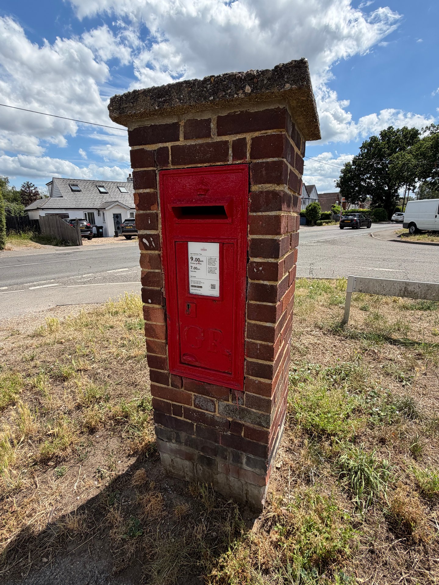 Postbox: Colemansmoor Lane, Woodley