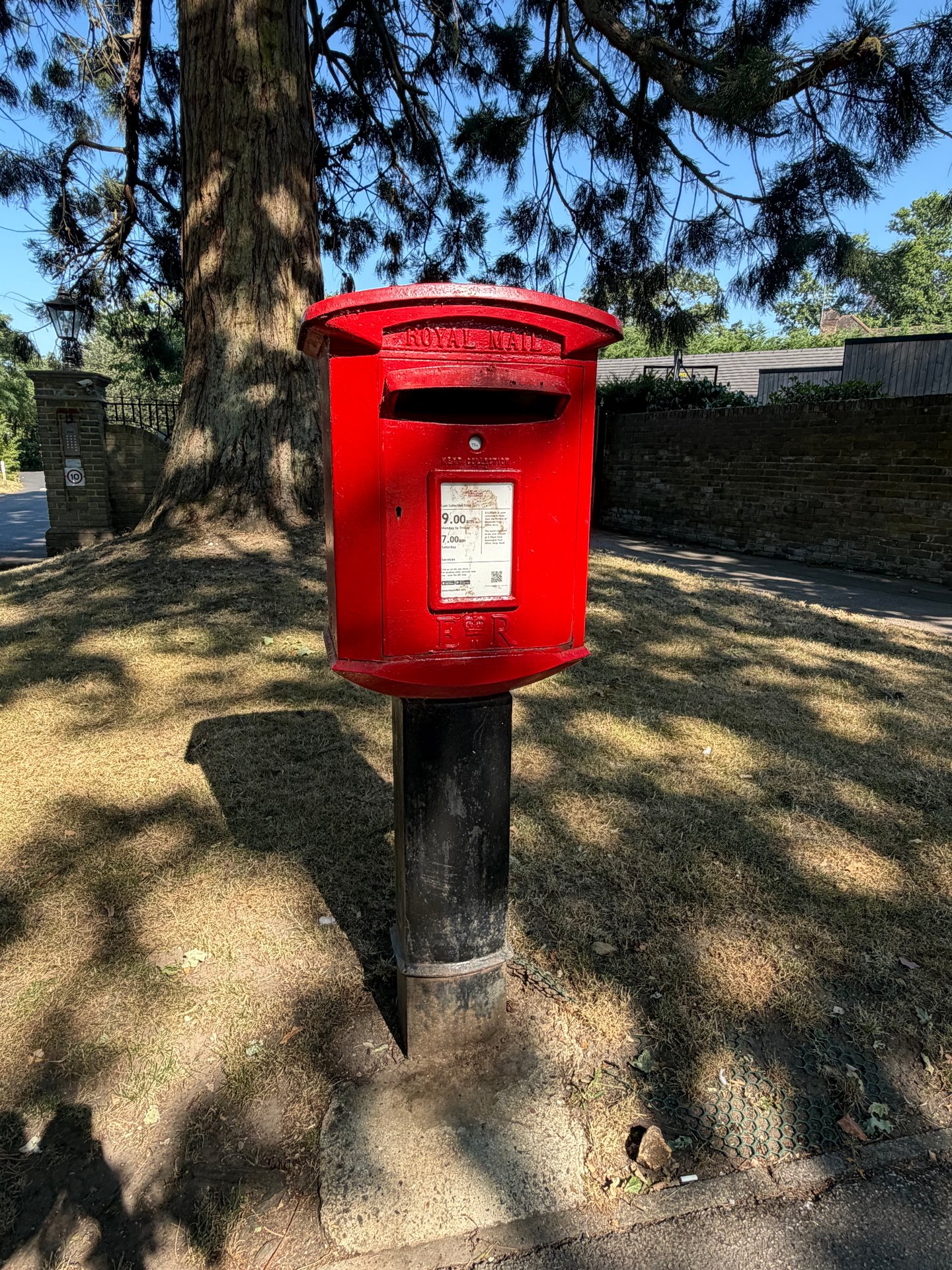 Postbox: Huntsmans Meadow, Ascot, Ascot, Royal Borough of Windsor and Maidenhead