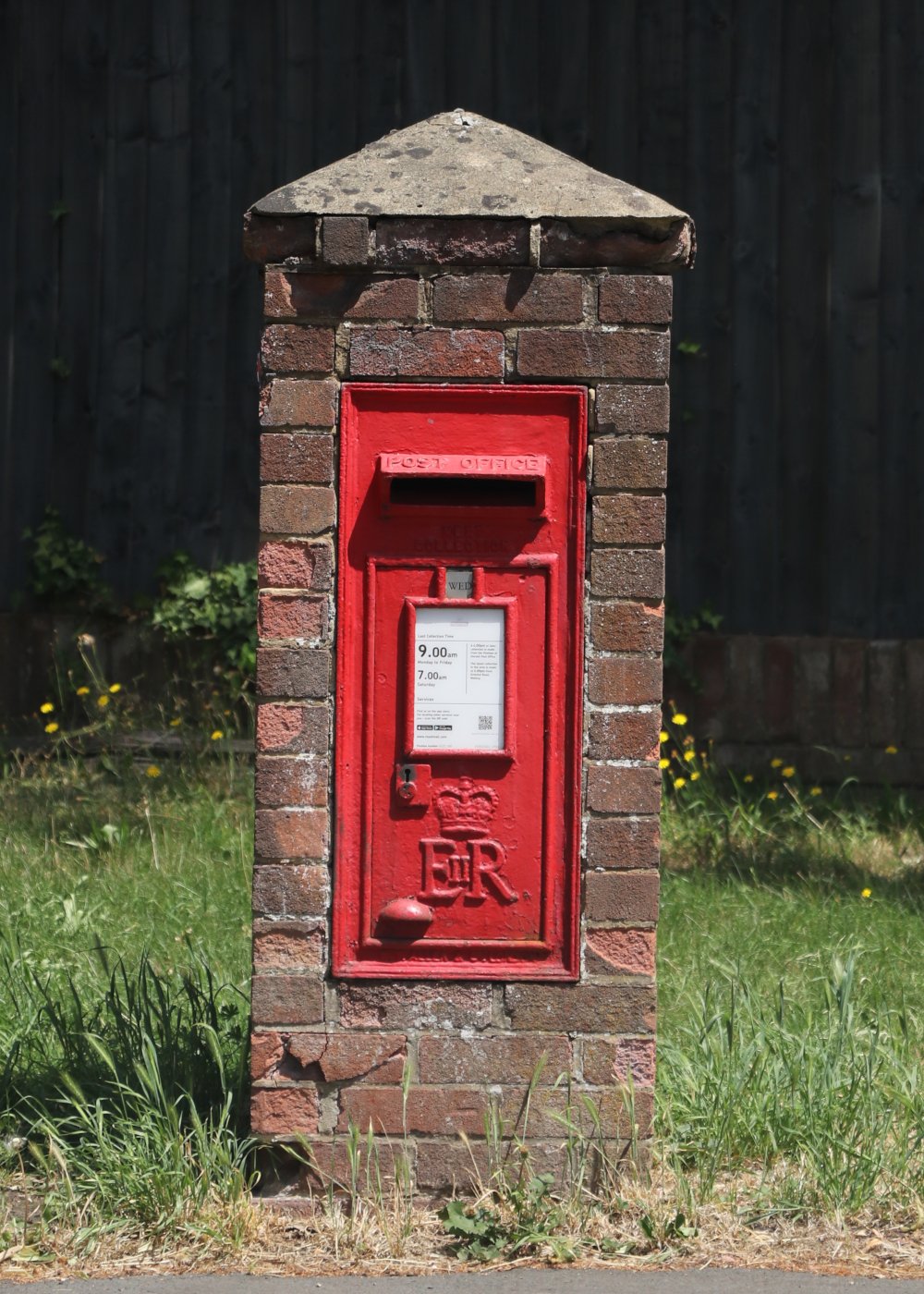 Postbox: Chobham Road, Horsell, Woking, Surrey