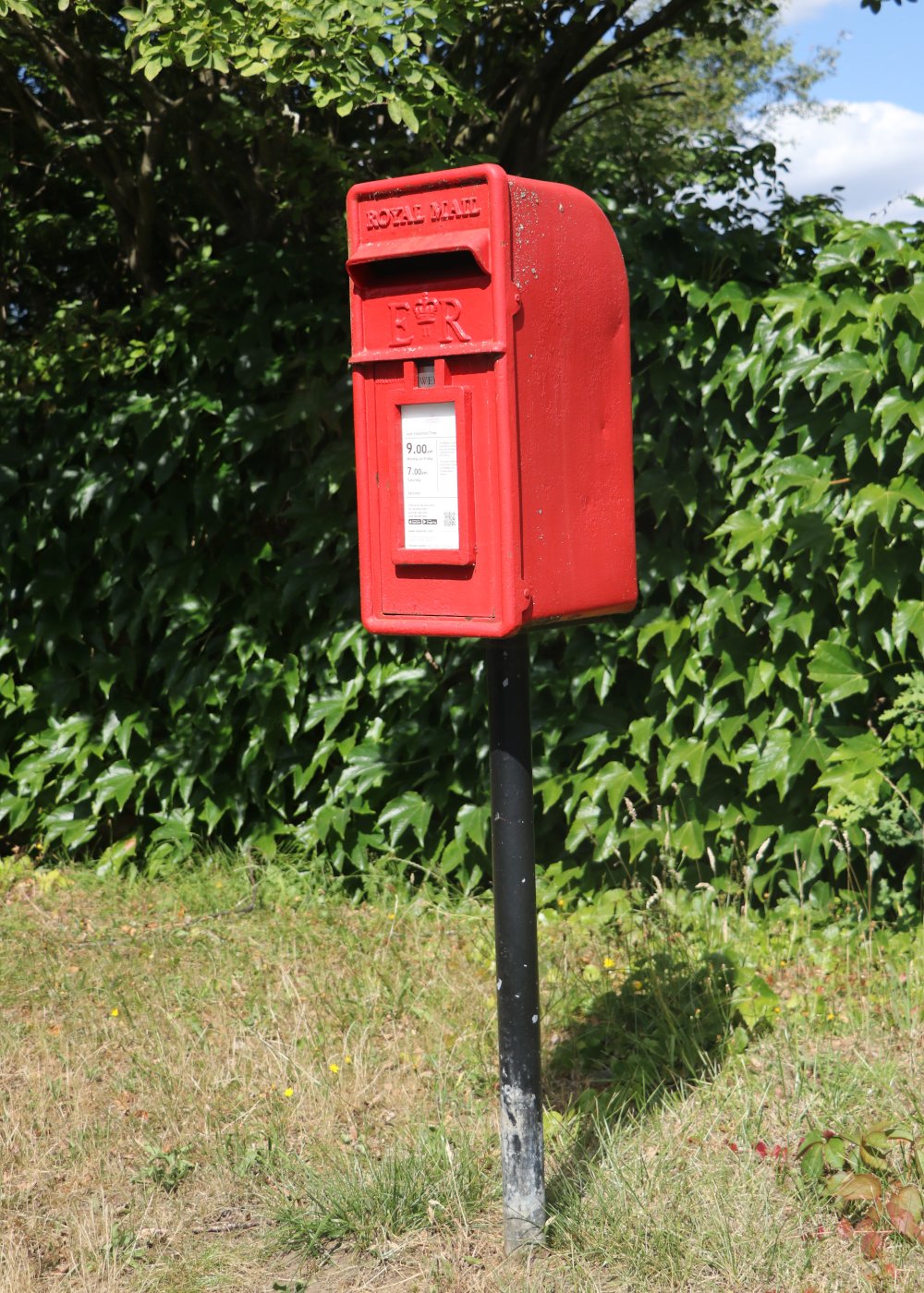 Postbox: Sythwood, Horsell, Woking, Surrey