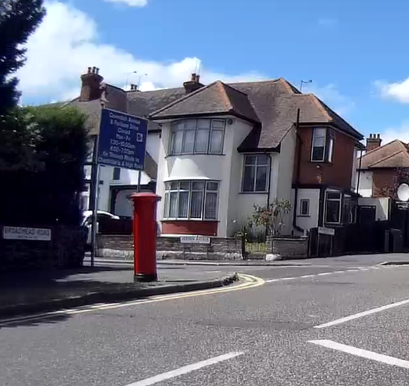 Postbox: Broadmead Road, Woodford