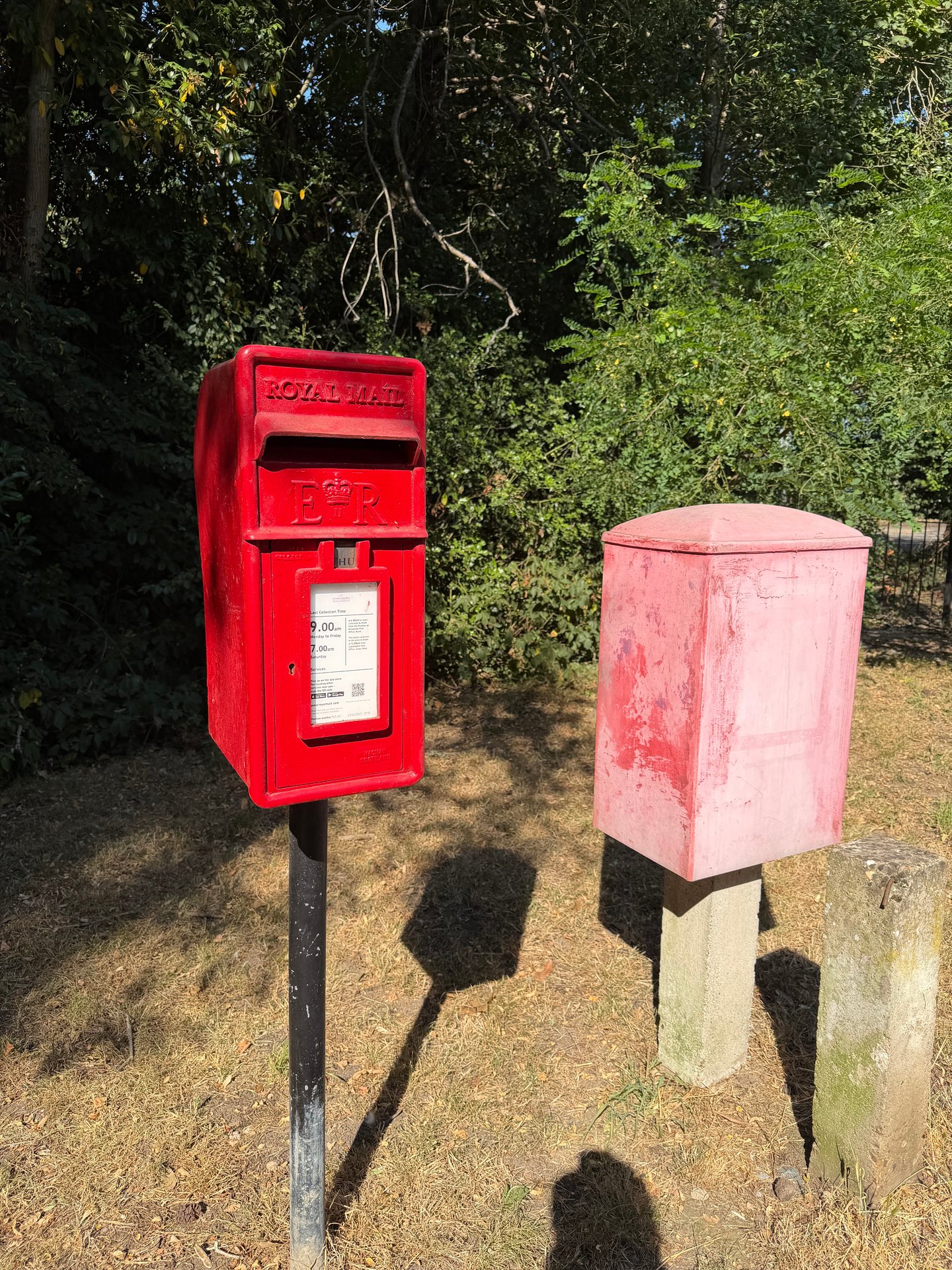 Postbox: Kennel Avenue, Ascot, Ascot, Royal Borough of Windsor and Maidenhead