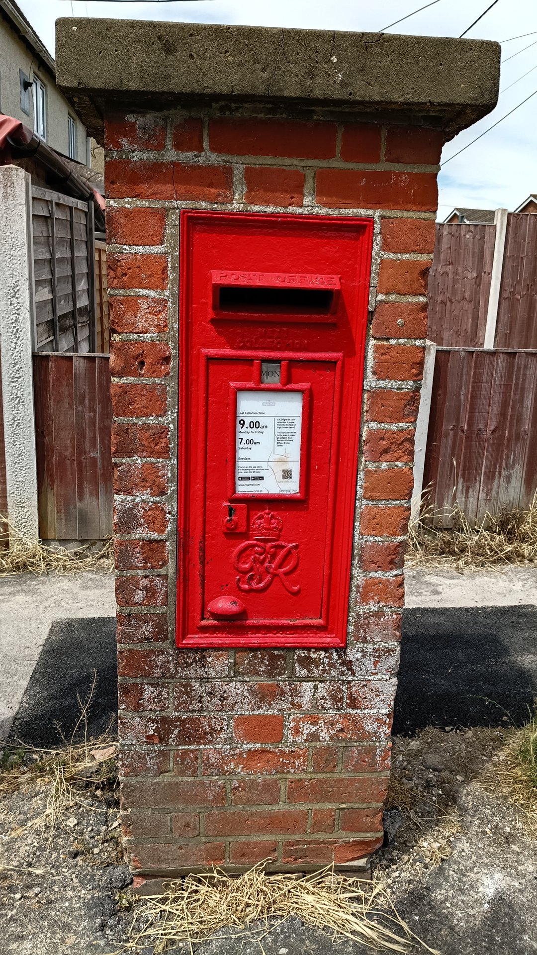 Postbox: Hedge End Road/Leigh Road, Andover