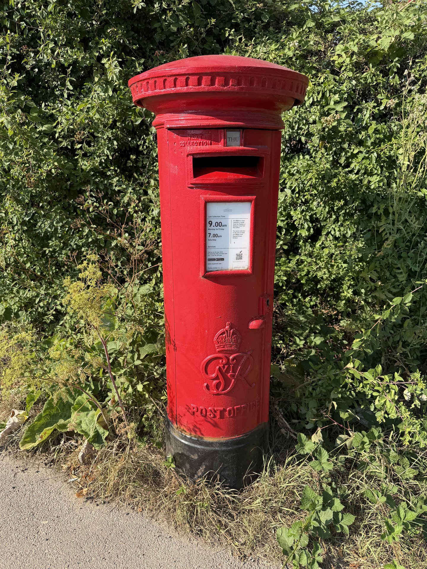 Postbox: Squirrel Lane, Cranbourne, Cranbourne, Bracknell Forest