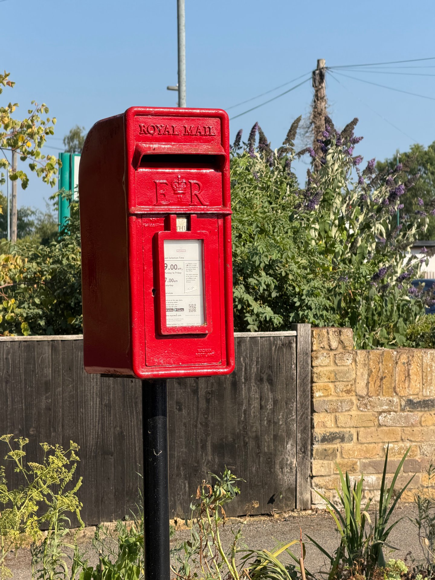 Postbox: Addington Close, Clewer Village, Clewer Village, Royal Borough of Windsor and Maidenhead
