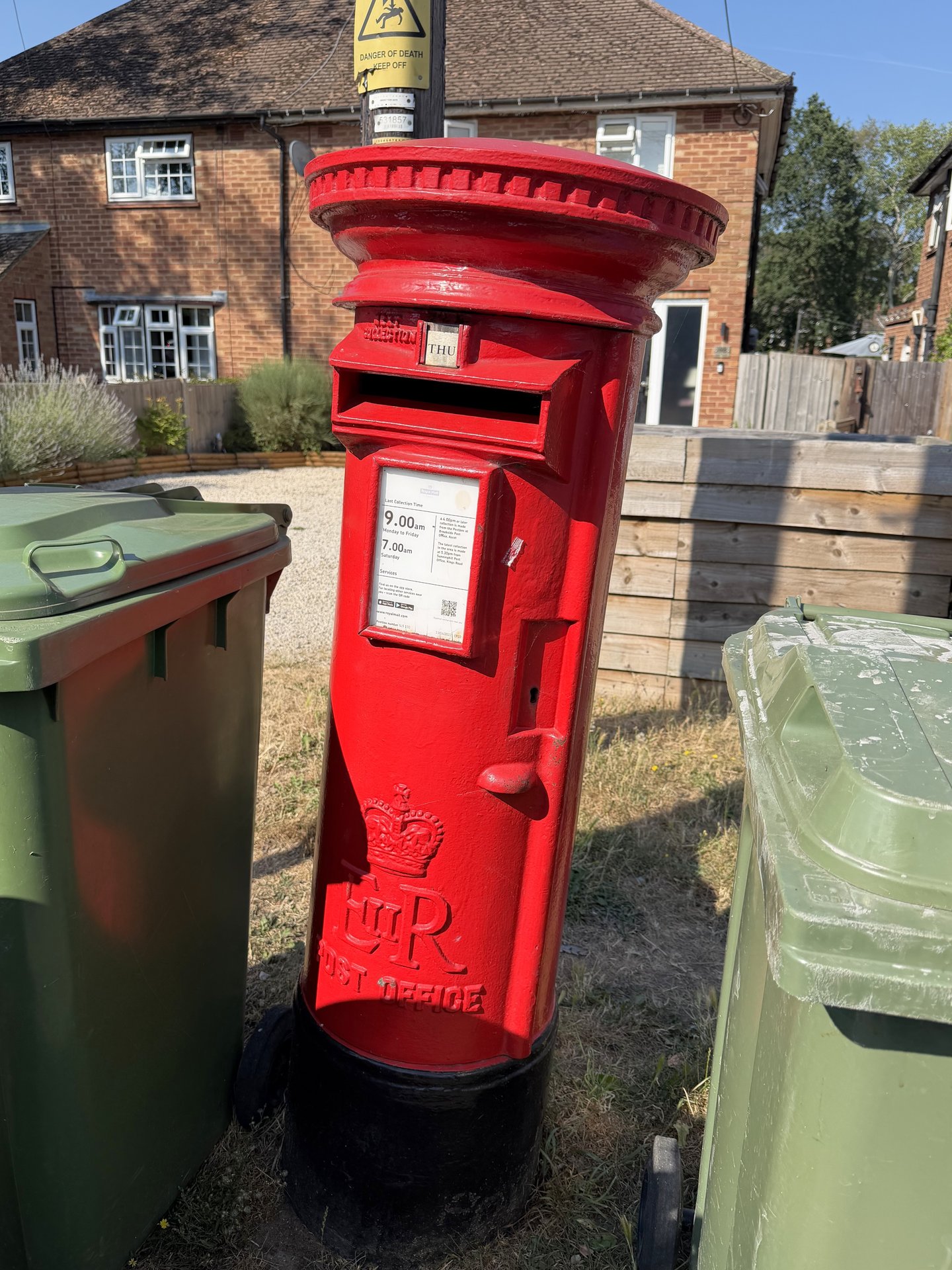 Postbox: New Road, Chavey Down, Chavey Down, Bracknell Forest