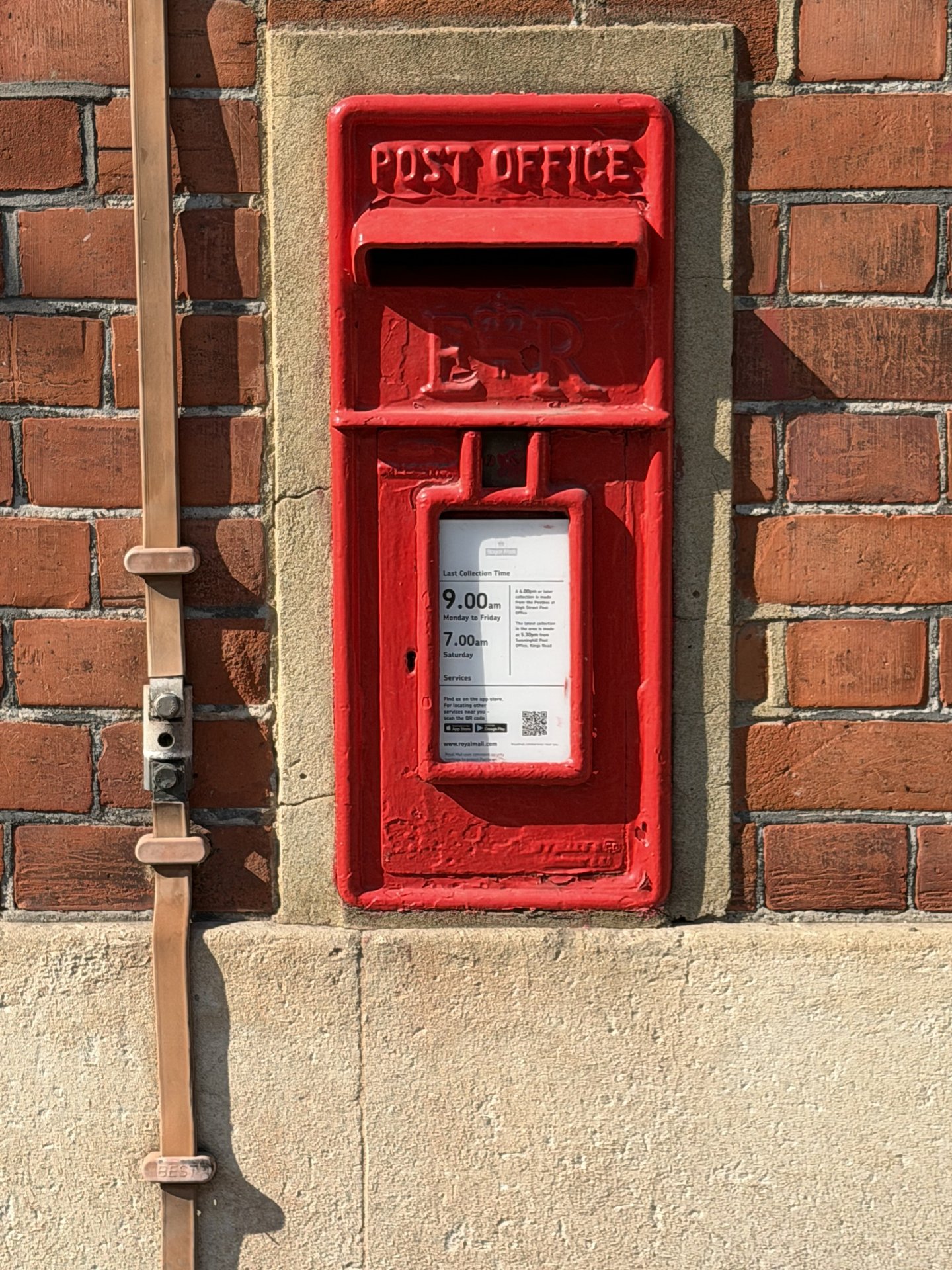Postbox: High Street, Ascot, Ascot, Royal Borough of Windsor and Maidenhead